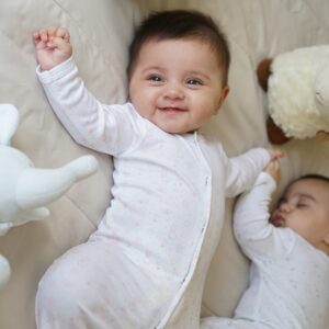 Strampler mit Druckknopf