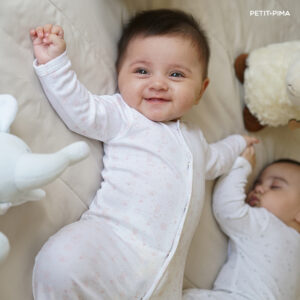 Strampler mit Druckknopf